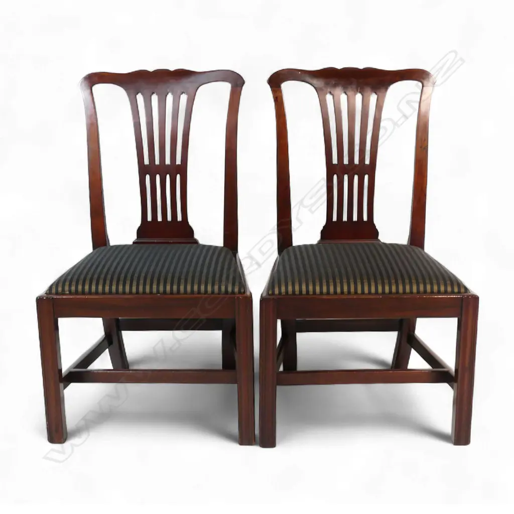 A pair of c.1780 English mahogany Hepplewhite-style chairs, Image 1++